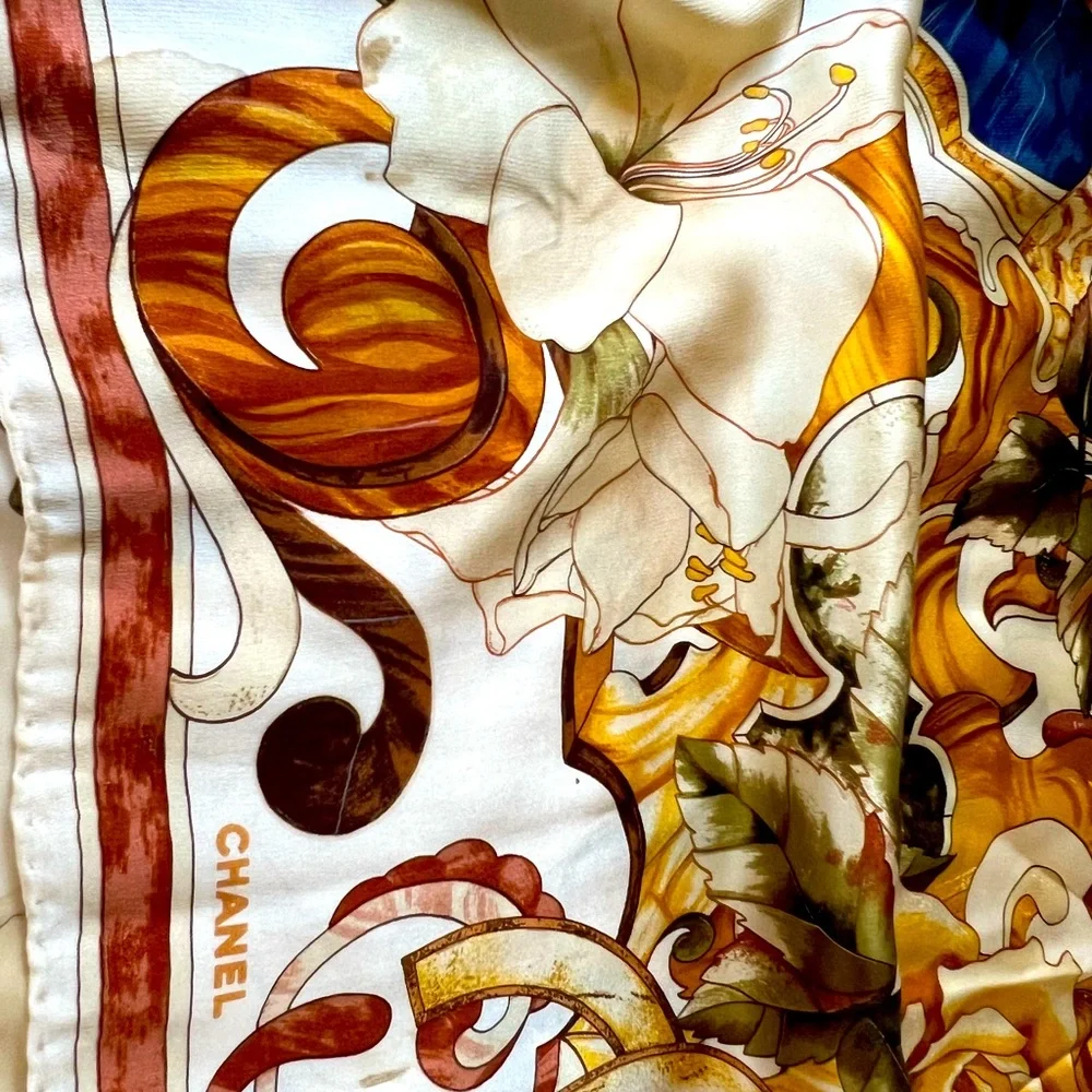 Stunning Chanel silk scarf in beautiful warm tones and classic pattern. - Picture 14 of 14